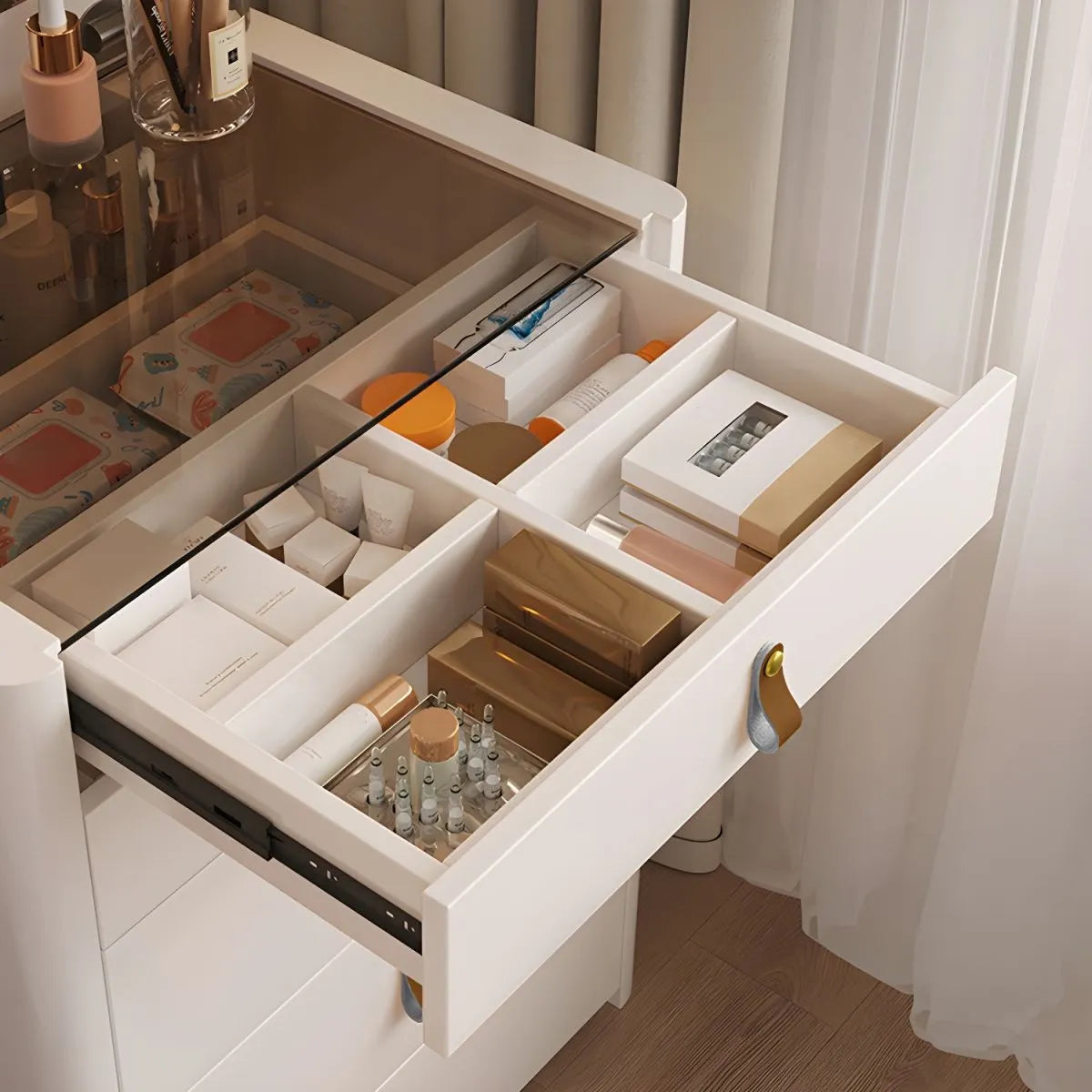 Ivory – Sminkebord med sammenleggbart speil