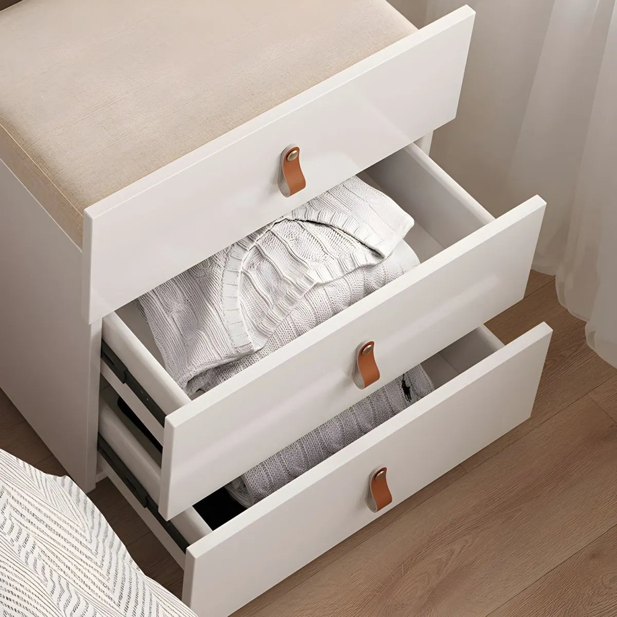 Ivory – Sminkebord med sammenleggbart speil